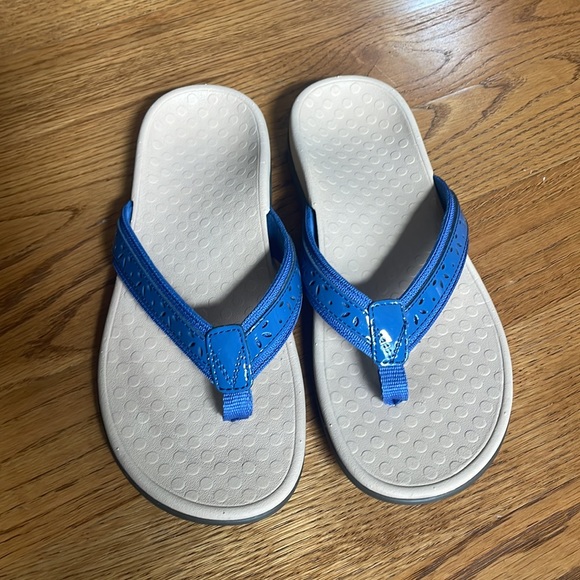 Vionic Cassandra patent leather flip flops (new-without tags) - Picture 3 of 4